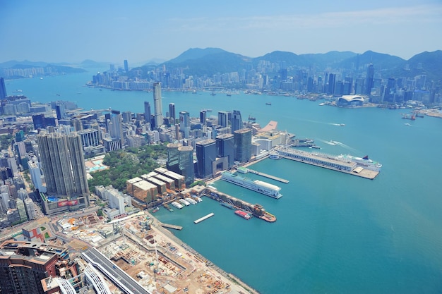 Panorama de vista aérea de Hong Kong con rascacielos urbanos barco y mar.