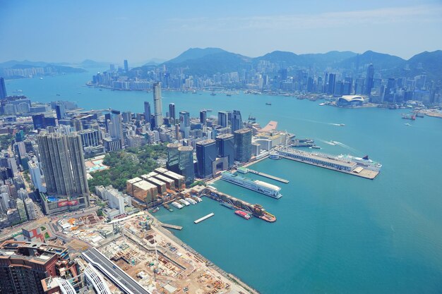 Panorama de vista aérea de Hong Kong con rascacielos urbanos barco y mar.