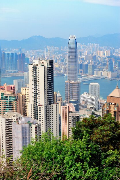 Panorama de vista aérea de Hong Kong con rascacielos urbanos y mar.