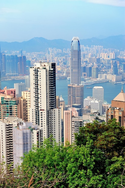 Panorama de vista aérea de Hong Kong con rascacielos urbanos y mar.