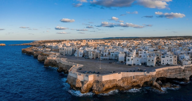 Panorámica del paisaje urbano de la ciudad de Polignano a Mare, región de Puglia, Italia, cerca de la ciudad de Bari, Europa