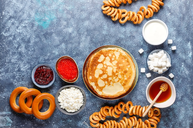 Foto gratuita panqueque ruso blini con salsas e ingredientes