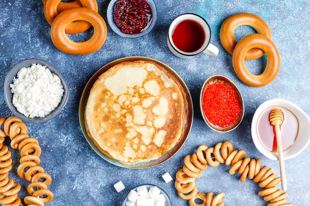 Panqueque ruso blini con salsas e ingredientes