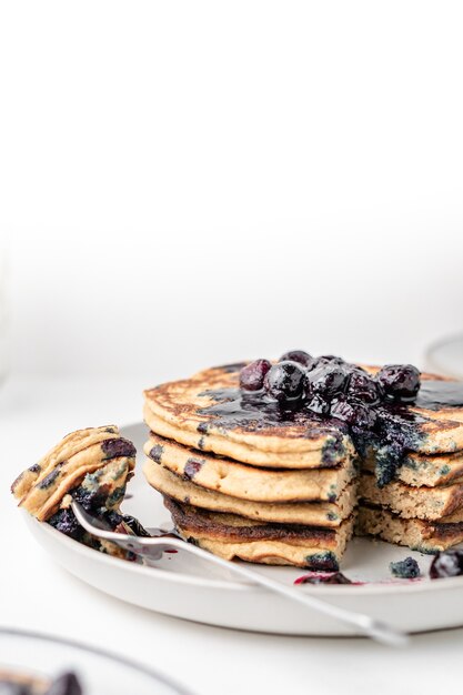 Panqueques de arándanos esponjosos para el desayuno en la mesa blanca