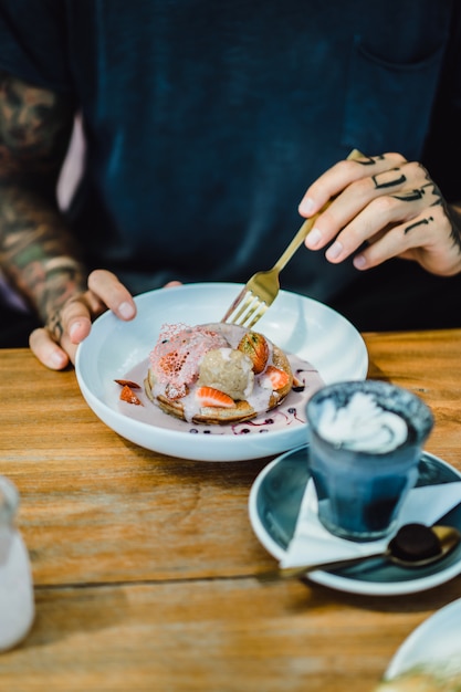 Panqueques y café de colores