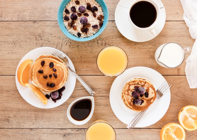 Panqueques con café de frutas y jugo de naranja