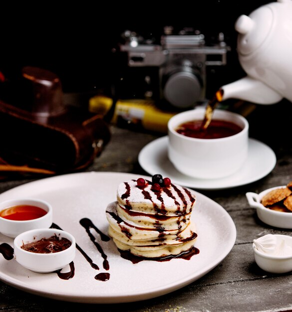 Panqueques con cobertura de chocolate y mermelada de bayas