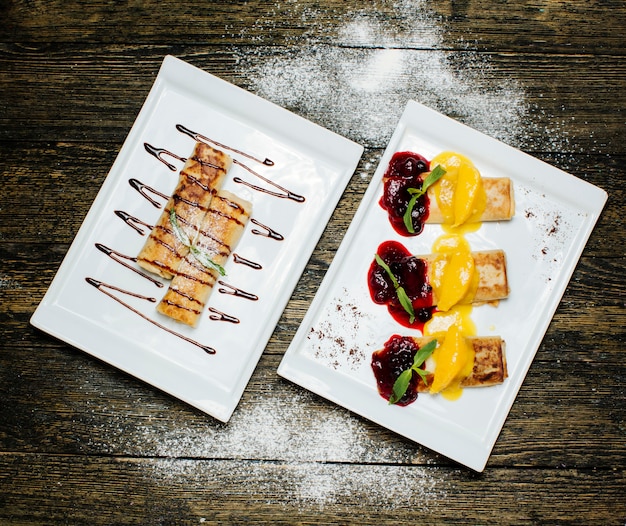 Foto gratuita panqueques cubiertos con chocolate y mermelada