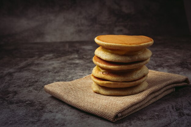 Panqueques de Dorayaki rellenos de vainilla Comida japonesa.