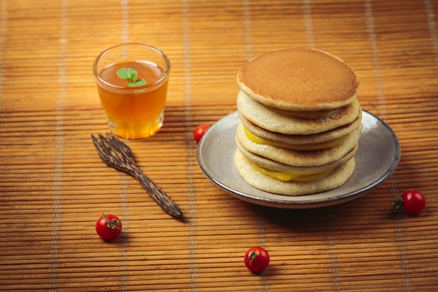 Foto gratuita panqueques de dorayaki rellenos de vainilla comida japonesa.