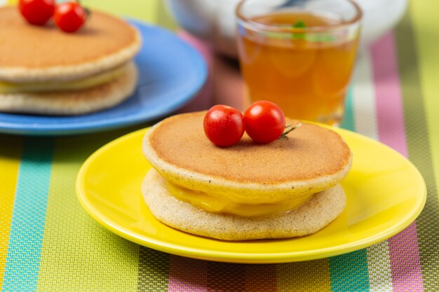 Panqueques de Dorayaki rellenos de vainilla Comida japonesa.