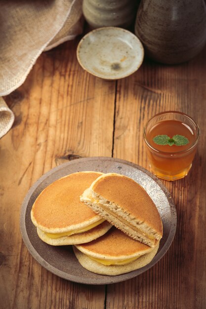 Panqueques de Dorayaki rellenos de vainilla Comida japonesa.