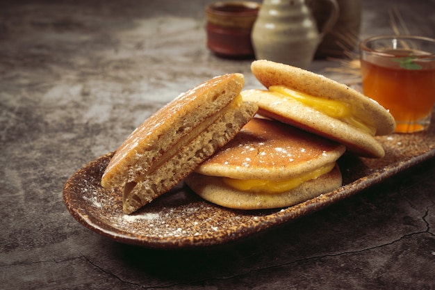 Panqueques de Dorayaki rellenos de vainilla Comida japonesa.