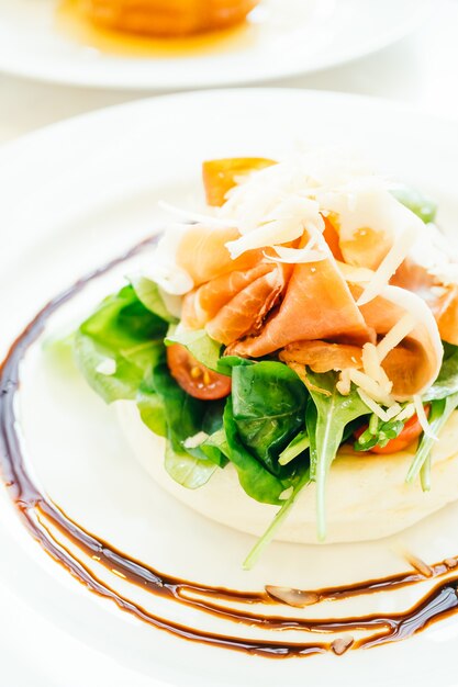 Panqueques con ensalada de cohetes