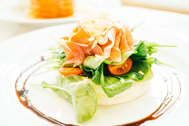 Foto gratuita panqueques con ensalada de cohetes