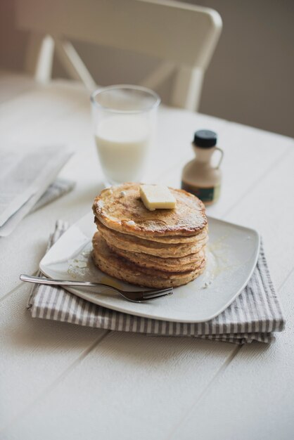 Panqueques y leche para el desayuno en la mesa