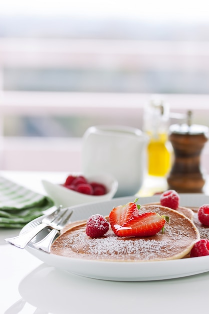 Panqueques de mantequilla casera con fresas frescas