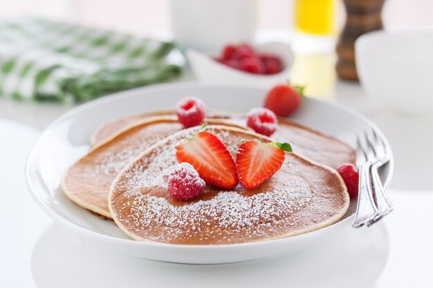 Panqueques de mantequilla casera con fresas frescas