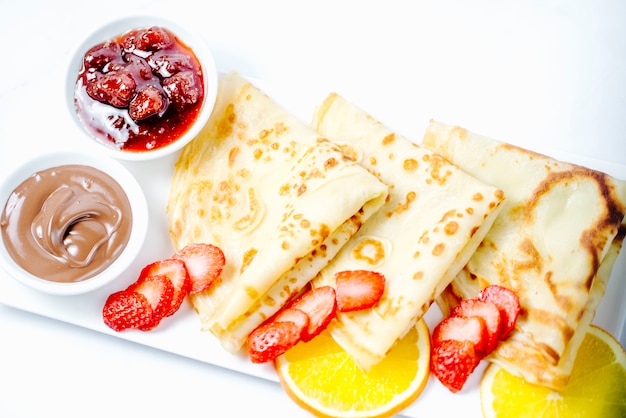 panqueques con mermelada de fresas y crema de chocolate