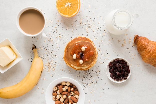 Panqueques con mermelada de nueces y pasas