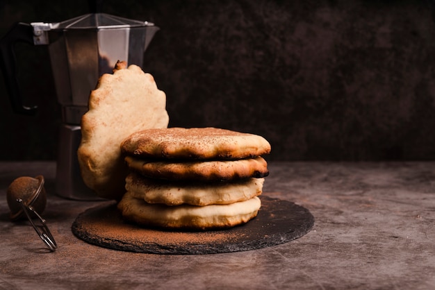 Panqueques en pizarra con tetera y tamiz