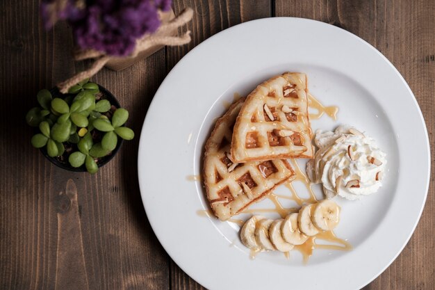 panqueques de plátano y crema batida