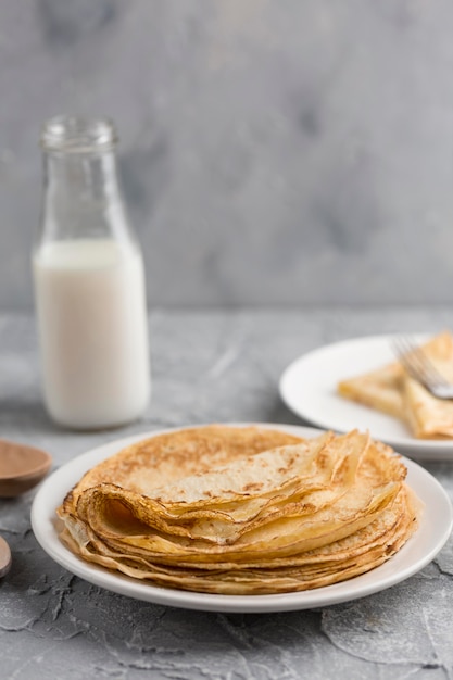 Foto gratuita panqueques en plato con leche