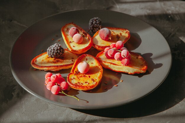 Panqueques en un plato con moras y arándanos