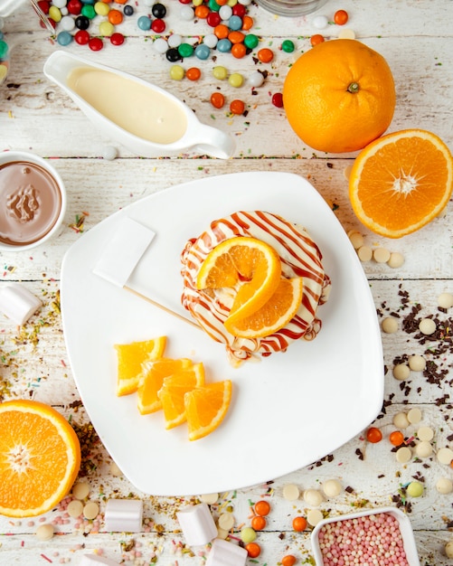 Panqueques con sirope de caramelo y rodajas de naranja