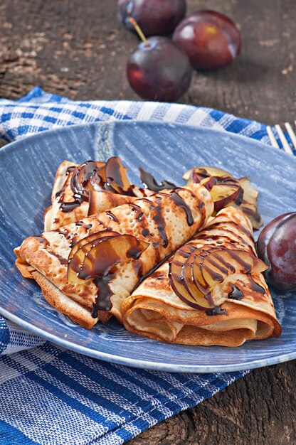 Panqueques con sirope de chocolate y ciruelas