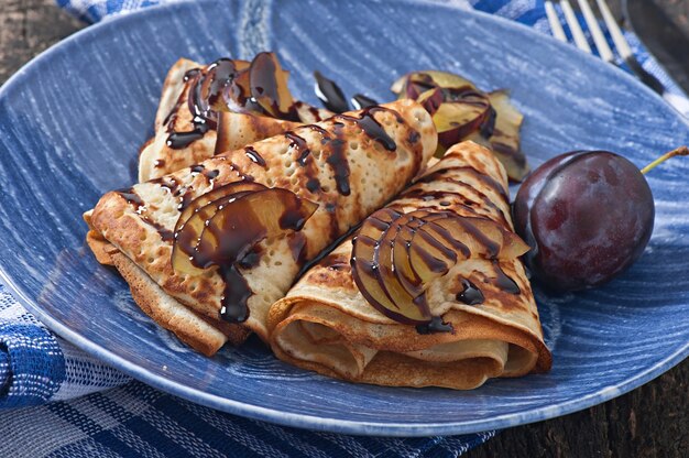 Panqueques con sirope de chocolate y ciruelas