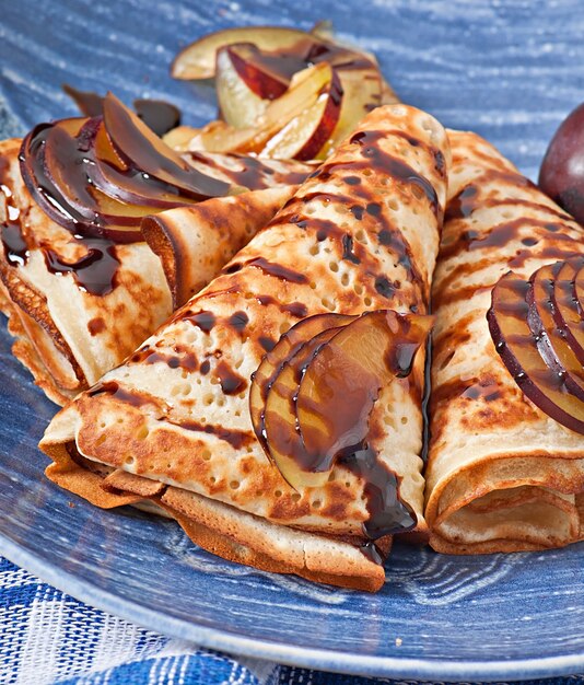 Panqueques con sirope de chocolate y ciruelas