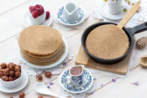 panqueques veganos en una mesa estética