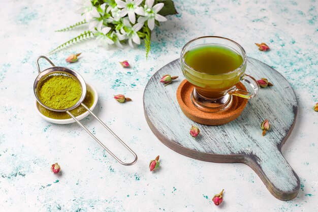 Panqueques verdes con matcha en polvo con mermelada roja en la mesa de luz