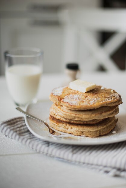 Panqueques de vista frontal con leche