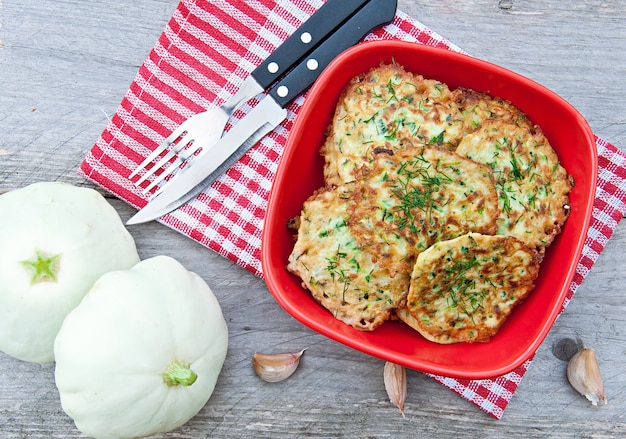 Foto gratuita panqueques de zucchini