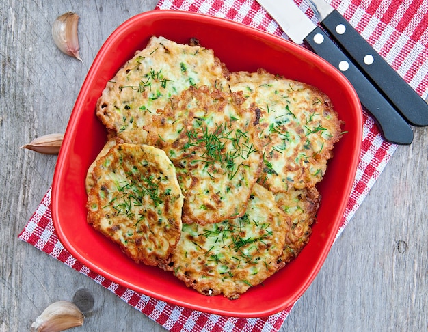 Foto gratuita panqueques de zucchini