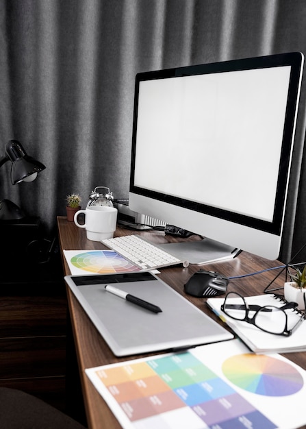 Foto gratuita pantalla de computadora en el espacio de trabajo de la oficina con paletas de colores