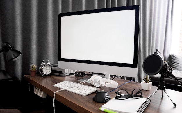 Pantalla de computadora en el espacio de trabajo de la oficina