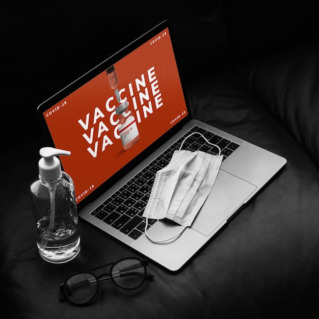 Pantalla de computadora portátil que muestra anuncios de viales de vacuna COVID-19