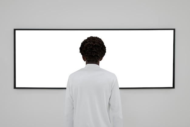 Foto gratuita pantalla interactiva en la pared de una galería.