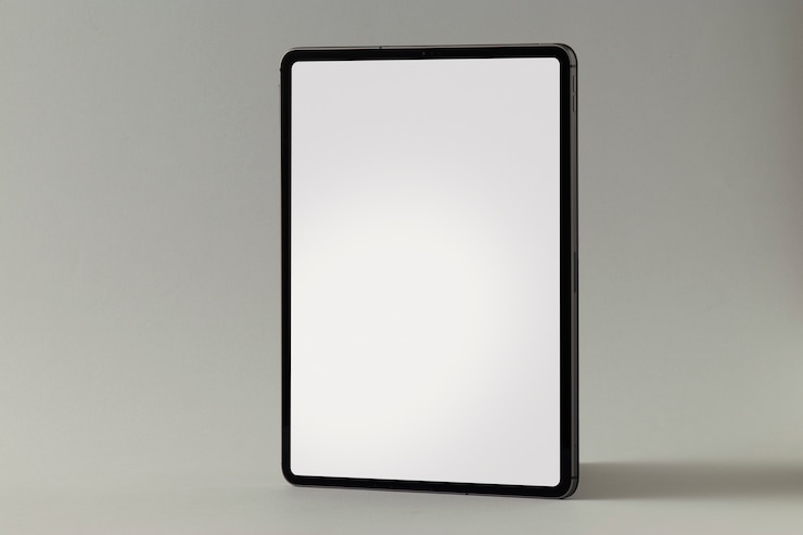 Foto gratuito pantalla mínima de tableta en estudio
