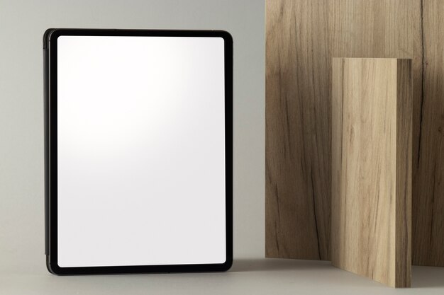 Foto gratuita pantalla mínima de tableta y tableros de madera.