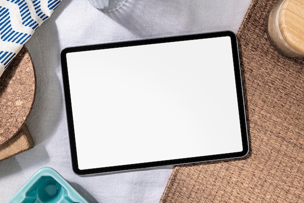Pantalla de tableta digital en blanco sobre una mesa