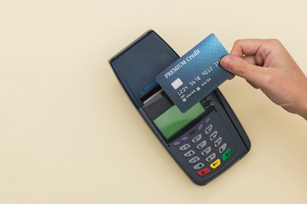 Pantalla de tarjeta de crédito pago sin efectivo en la nueva normalidad