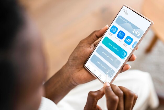 Pantalla de teléfono inteligente con aplicación de coronavirus
