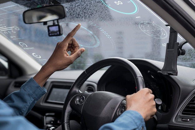 Pantalla de ventana transparente interactiva en un automóvil inteligente