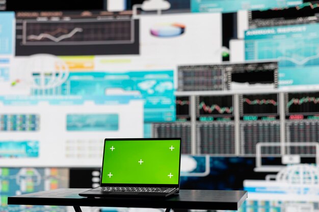 Pantalla verde aislada en el portátil junto a las tendencias anuales de fintech