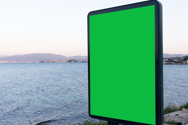 Pantalla verde para anuncios con vista al mar, un excelente espacio para su texto