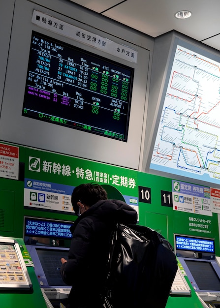 Pantalla de visualización de información de pasajeros del sistema de metro japonés